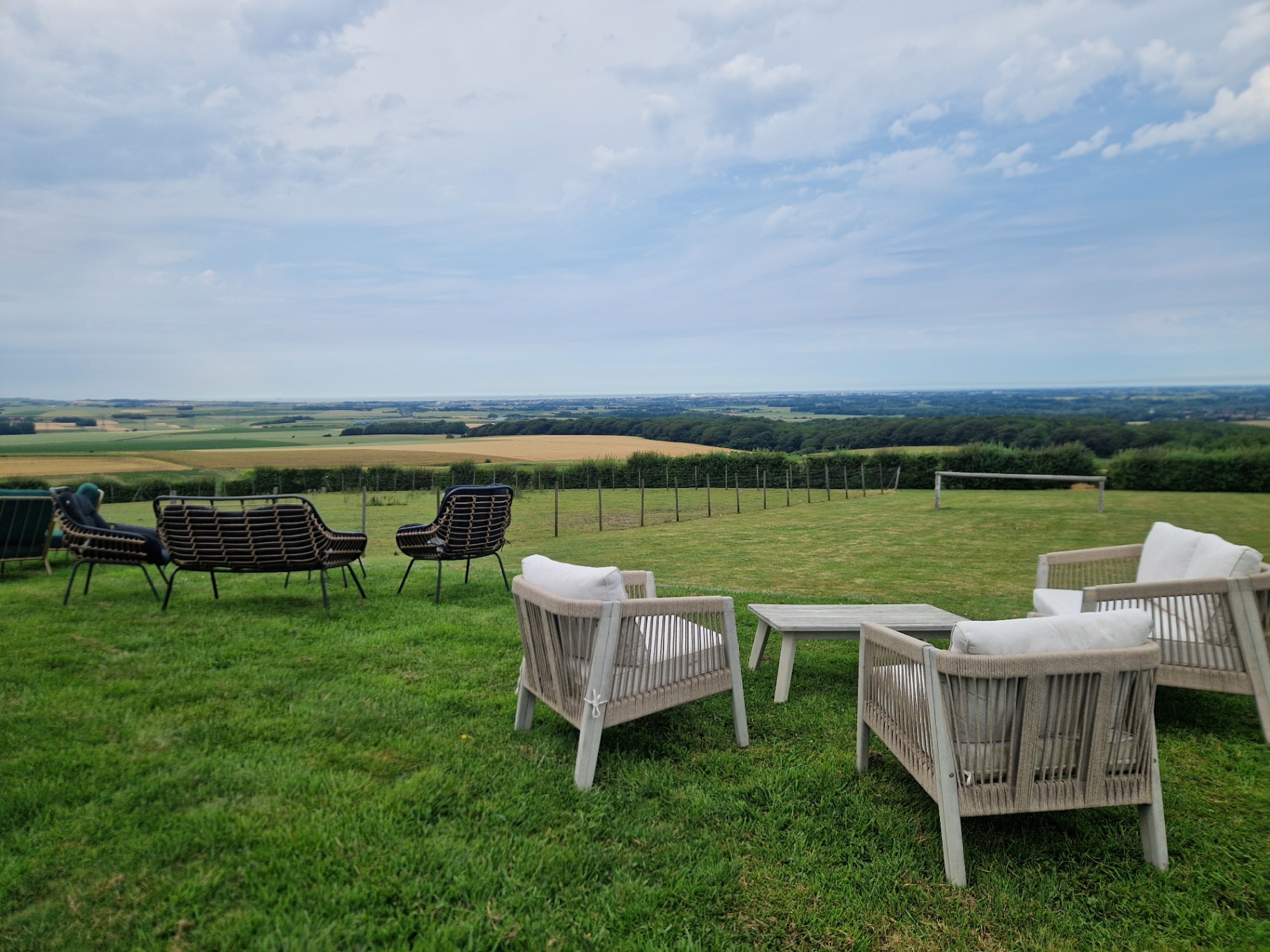 Le Domaine du Grand Air à Fiennes — vue depuis la prairie
